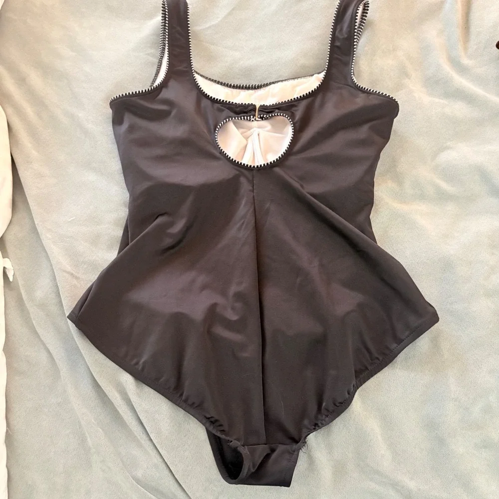 Miraclesuit One Piece Swimsuit Women 18 Black White Keyhole Back Slimming Classy